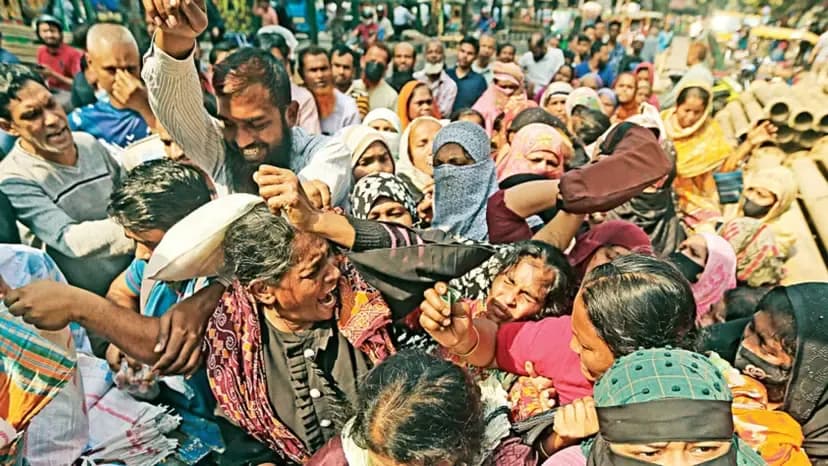 ফ্যামিলি কার্ড: ভঙ্গুর অর্থনীতির আড়ালে প্রণোদনার বিজ্ঞাপন!